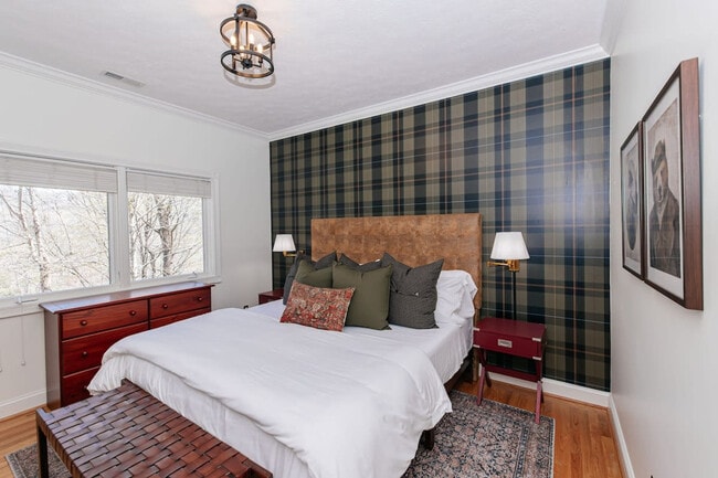 Building Photo - 33 Pinners Ln