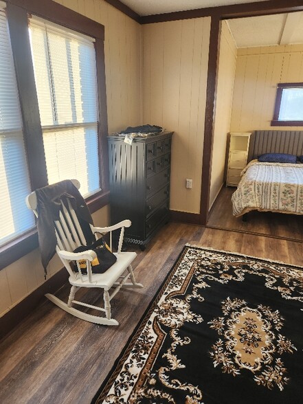 Building Photo - 2117 S Maple St