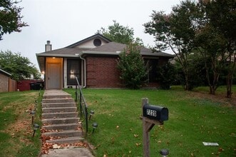 Building Photo - 7220 Blackthorn Dr