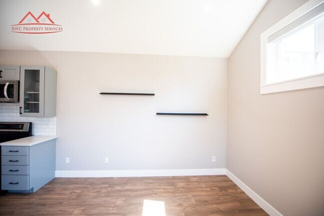 Building Photo - 437 Menker Ave