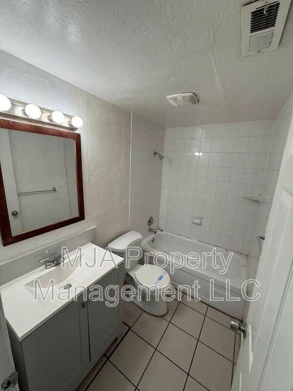 Building Photo - 2517 S Lakecrest St