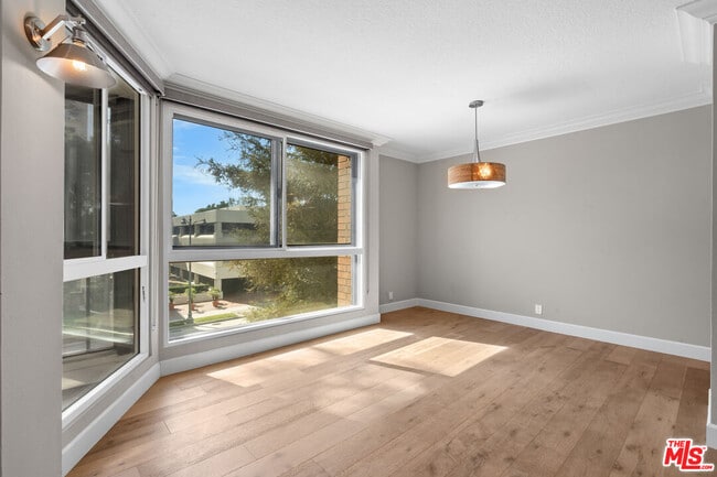 Building Photo - 4477 Wilshire Blvd