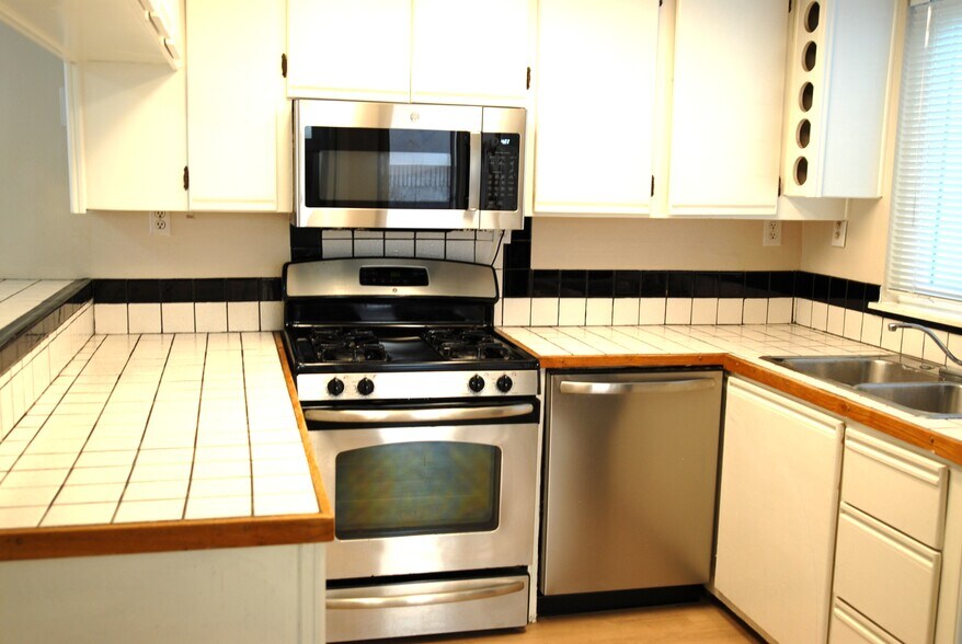 Building Photo - 230 16th Pl