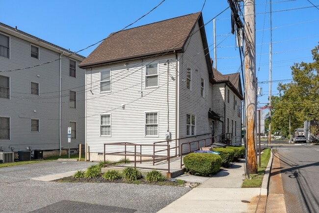 Building Photo - 688 N Broad St