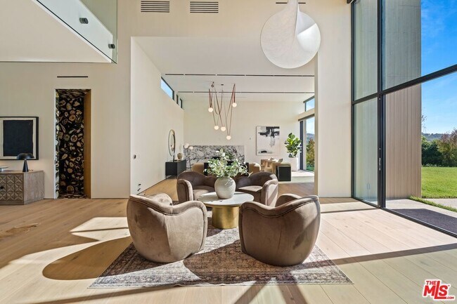 Building Photo - 2501 Banyan Dr