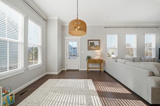 Building Photo - 1824 Hazelwood Rd