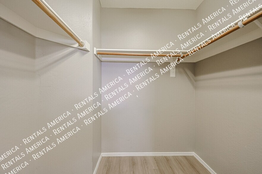 Building Photo - 6814 S 36th Ln
