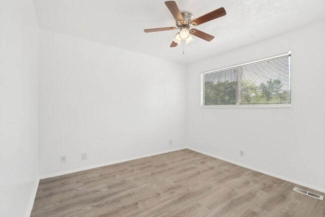 Building Photo - Fresh townhome in Sugarhouse