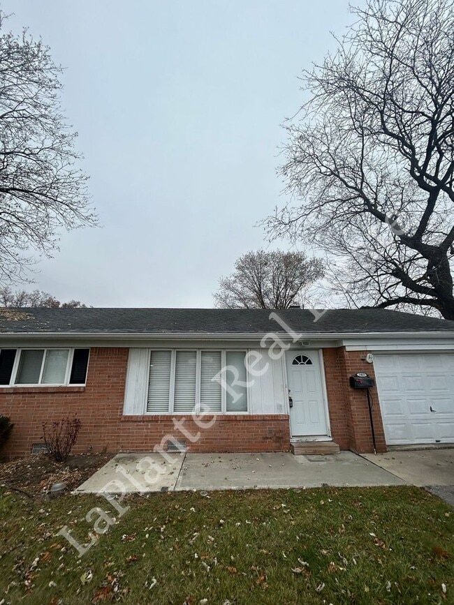 Primary Photo - 1921 Northover Rd