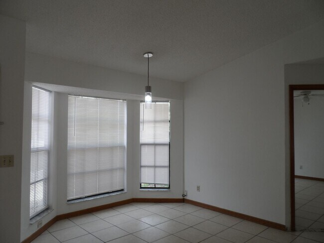 Building Photo - AVAILABLE NOW 3 BEDROOM 2 BATH 2 CAR GARAGE. CONTACT KAREN GUARDINO, REALTOR 386-747-9295