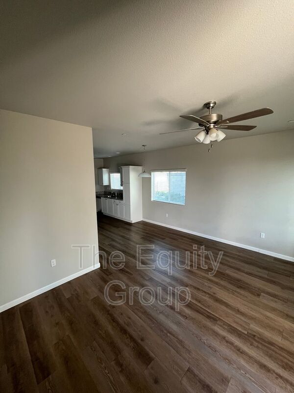 Building Photo - 418 S Summit St