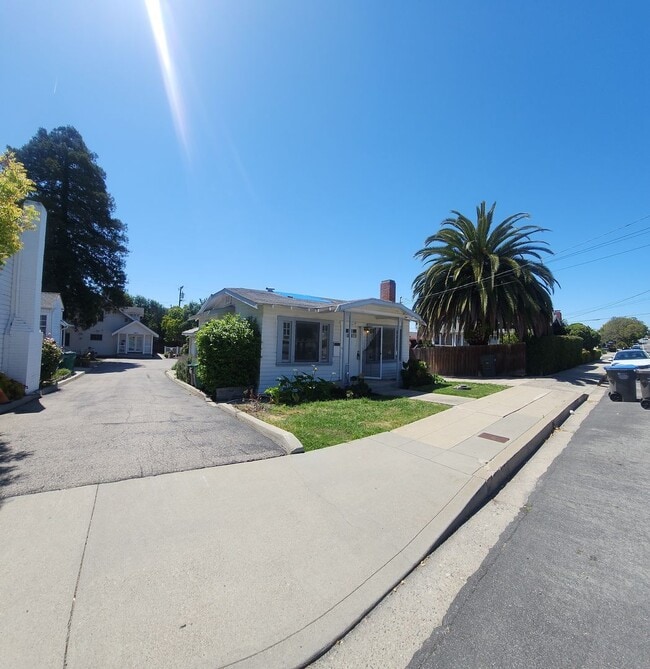 Building Photo - Cute standalone Bungalow in SLO! Off of Gr...
