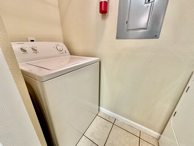 Building Photo - Spacious, One-Bedroom Condo In Plantation ...