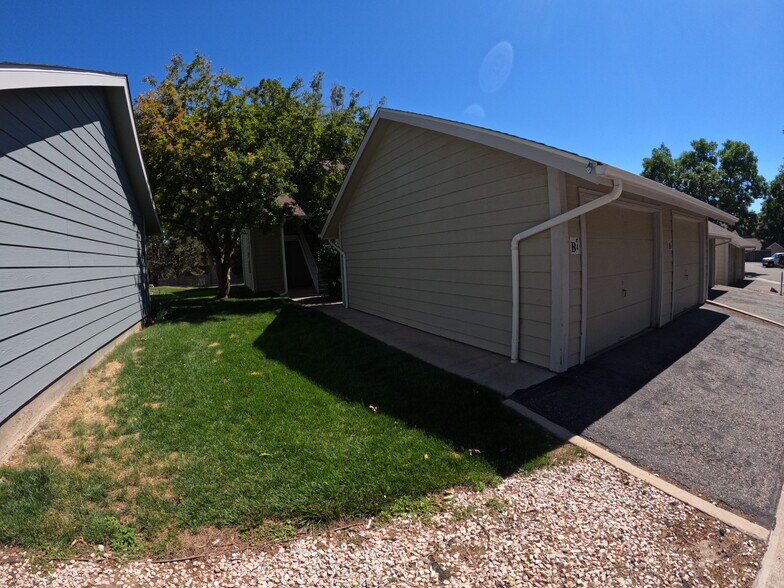garage + front green space - 3500 Rolling Green Dr