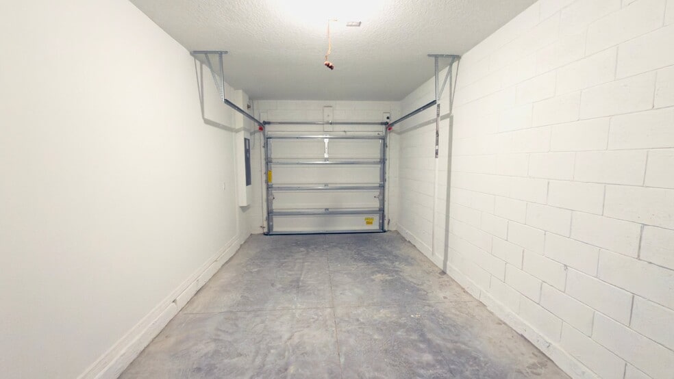 Building Photo - 2947 Canary Ave