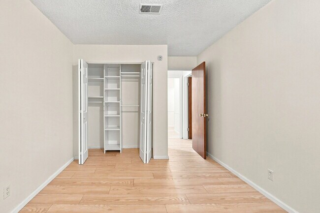 Building Photo - $1,595.95 2 bed, 2 bath located in Lakewood with a washer and dryer
