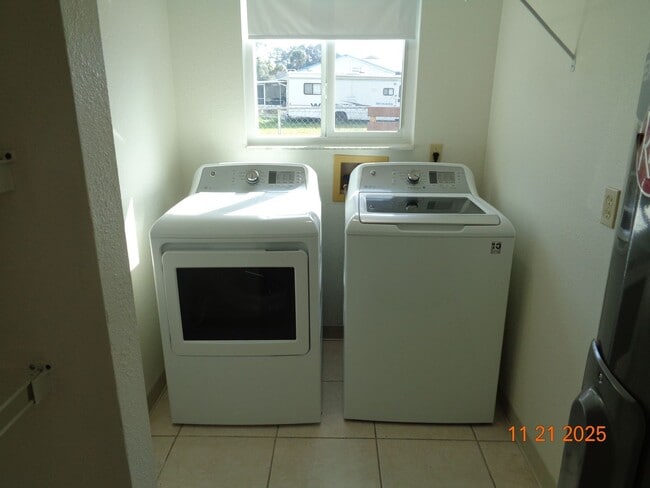 Building Photo - PRICE REDUCED! WELL MAINTAINED FLORIDA SHORES 2BR 1BA DUPLEX FOR RENT