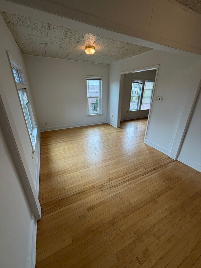 Building Photo - 409 N 51st Ave W