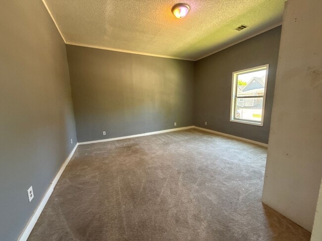 Building Photo - 3 BED, 2 BATH HOUSE.. WASHER AND DRYER CONNECTIONS. PETS ALLOWED.