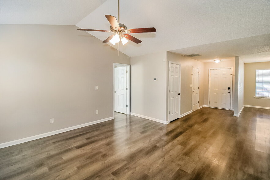 Building Photo - 608 Fieldcrest Dr