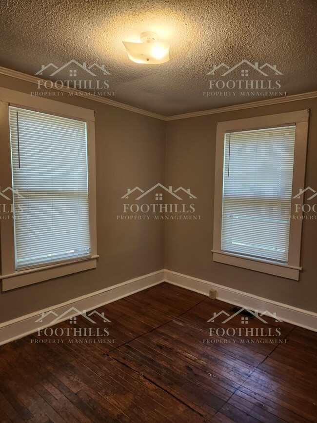 Building Photo - Cozy 1 Bed Duplex with Original Hardwood F...