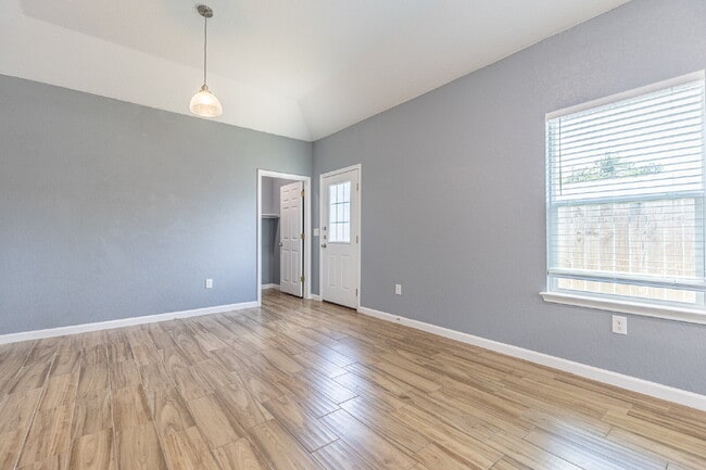 Building Photo - 479 Corliss