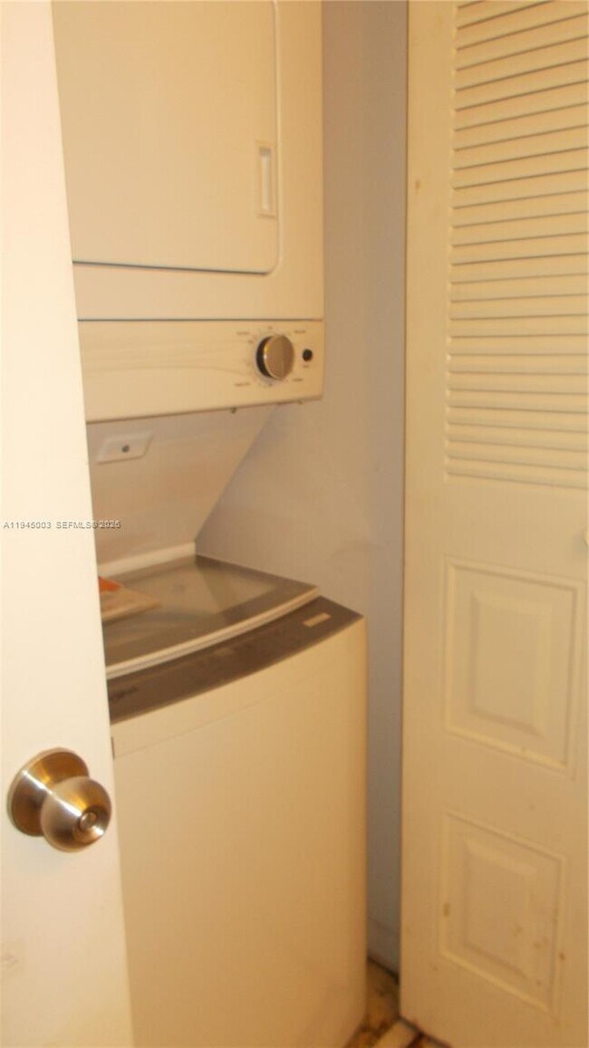 Building Photo - 1400 SW 124th Terrace