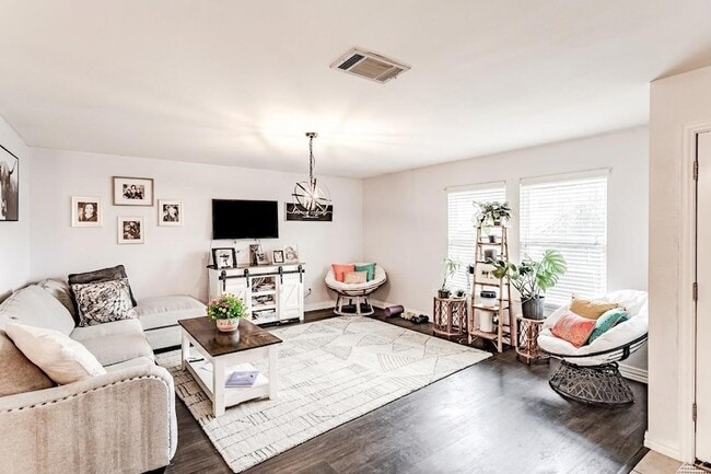 Building Photo - 2048 Lake Trail Dr