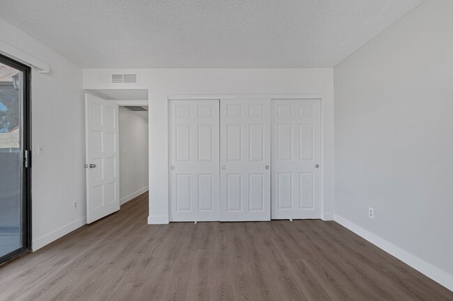 Building Photo - RENOVATED 3bd/2.5ba Townhome - Available NOW!