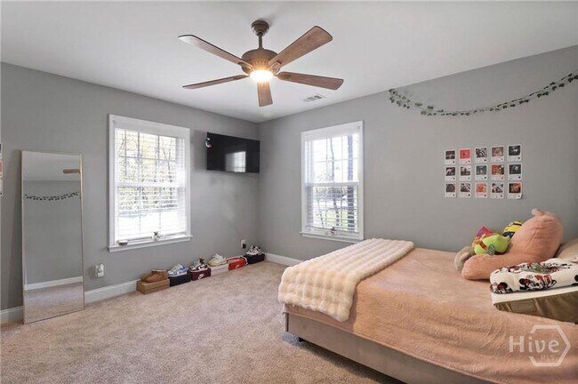 Building Photo - Perfect blend of luxury and comfort