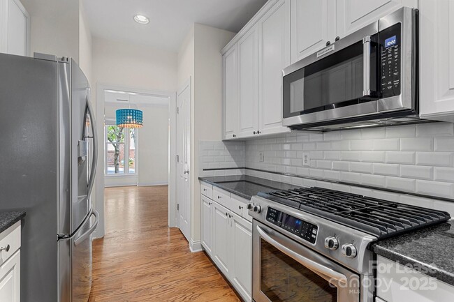 Building Photo - 1192 Hampton Gardens Ln
