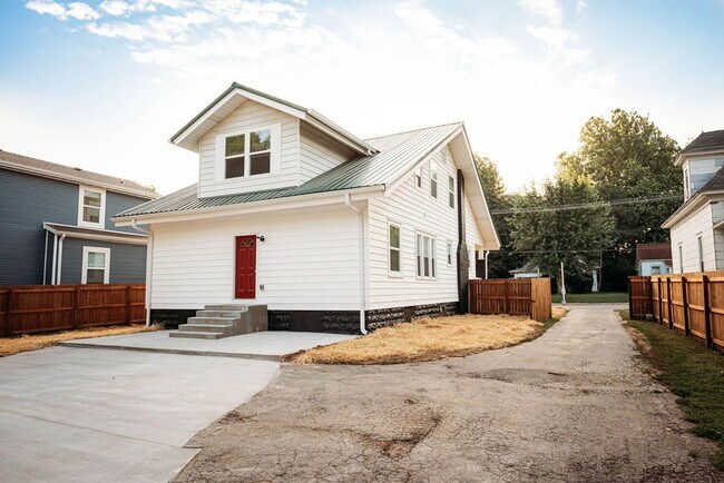 Building Photo - Stunning single family home near MSU campu...