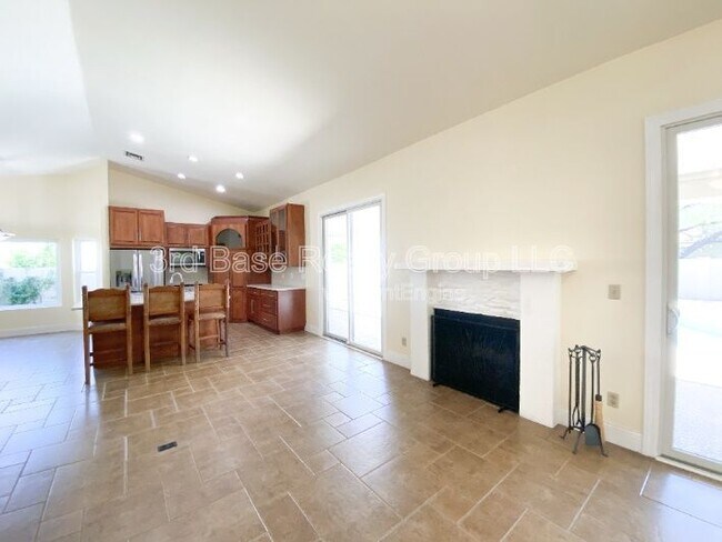 Building Photo - 15861 N 15th St