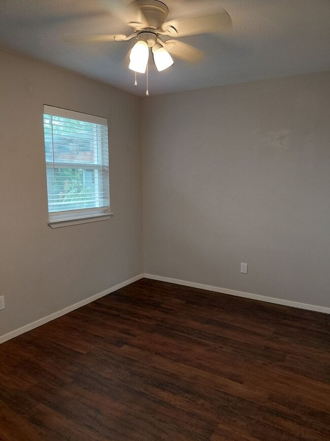 Building Photo - Adorable 3/2 with Garage Parking + Large backyard and gazebo!!