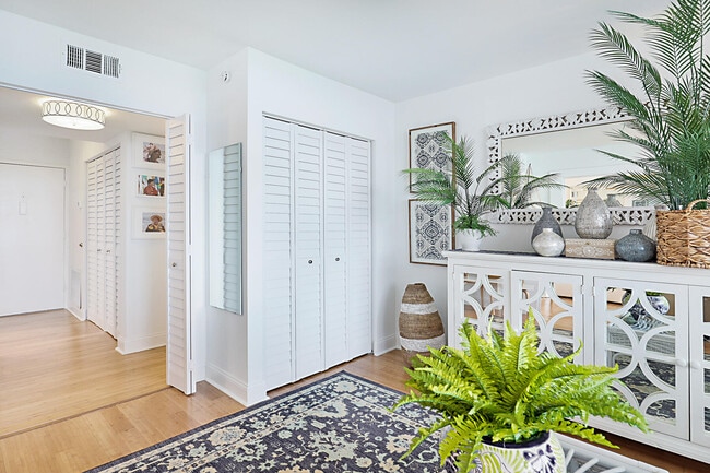 Building Photo - 2121 N Ocean Blvd