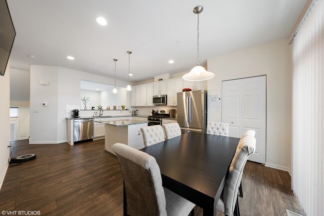 Building Photo - 3s623 Everton Dr