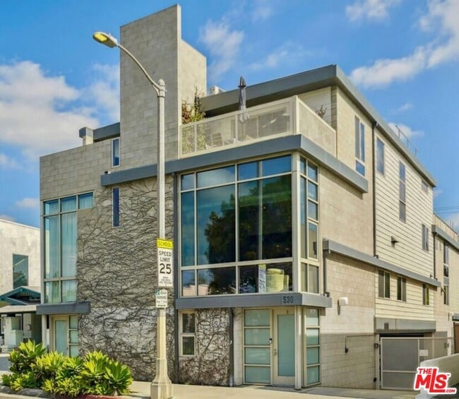 Primary Photo - 530 N Larchmont Blvd