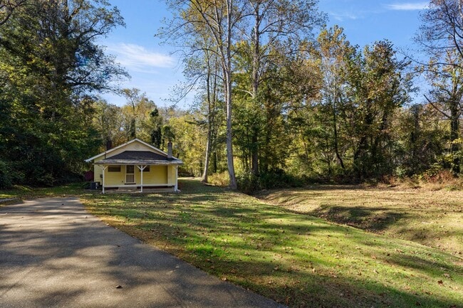 Building Photo - Updated Cottage on Haw Creek!