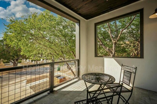 Building Photo - 1417 E Crockett St