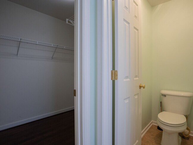 Building Photo - 4 bed townhouse available now!