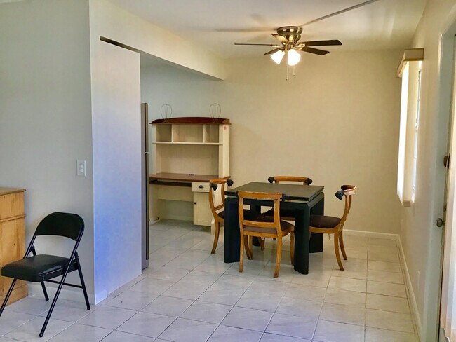 Building Photo - 1004 Newcastle A