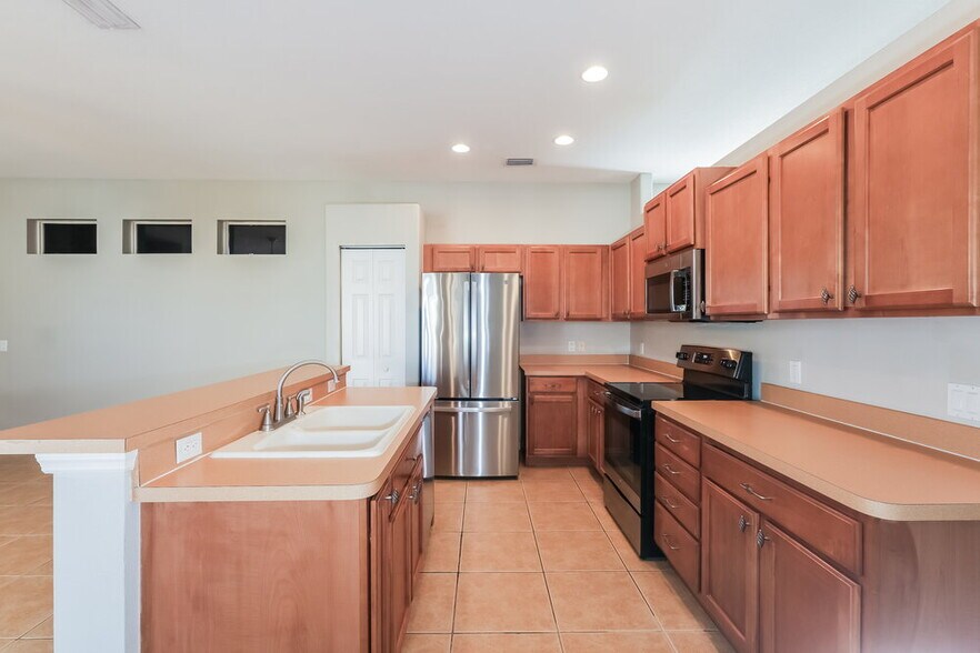 Building Photo - 5412 Lexington Dr