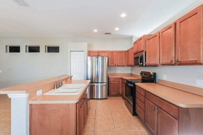 Building Photo - 5412 Lexington Dr