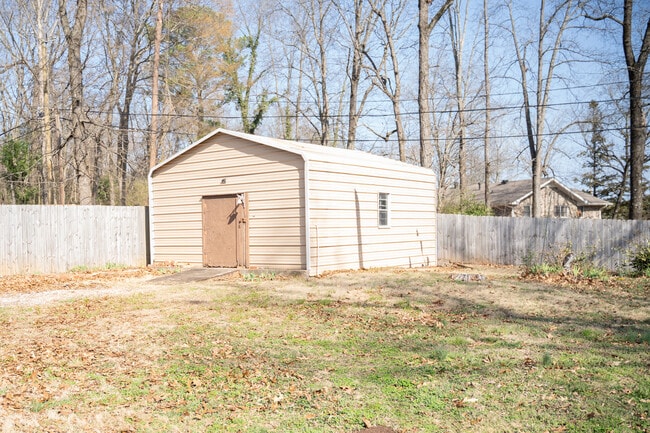 Building Photo - 9245 Summit Dr