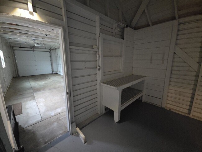 Building Photo - Elegant home with classic charm