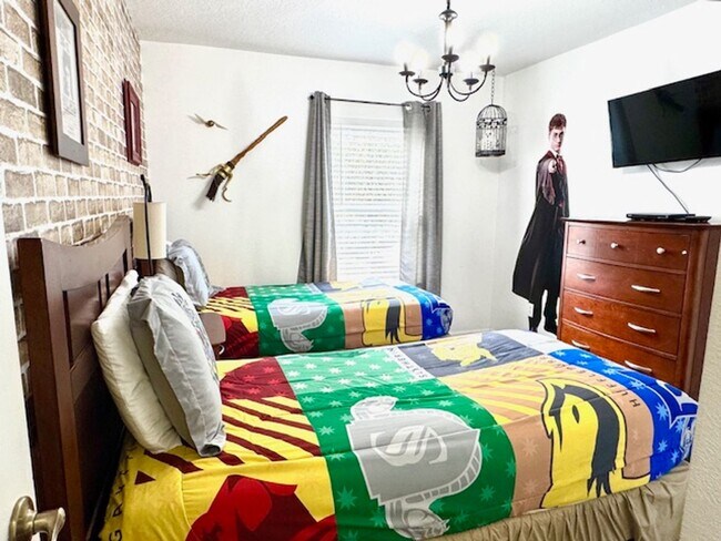 Building Photo - Kissimmee Townhome For Rent - Fully Furnished with 3 Bedrooms 2.5 Baths