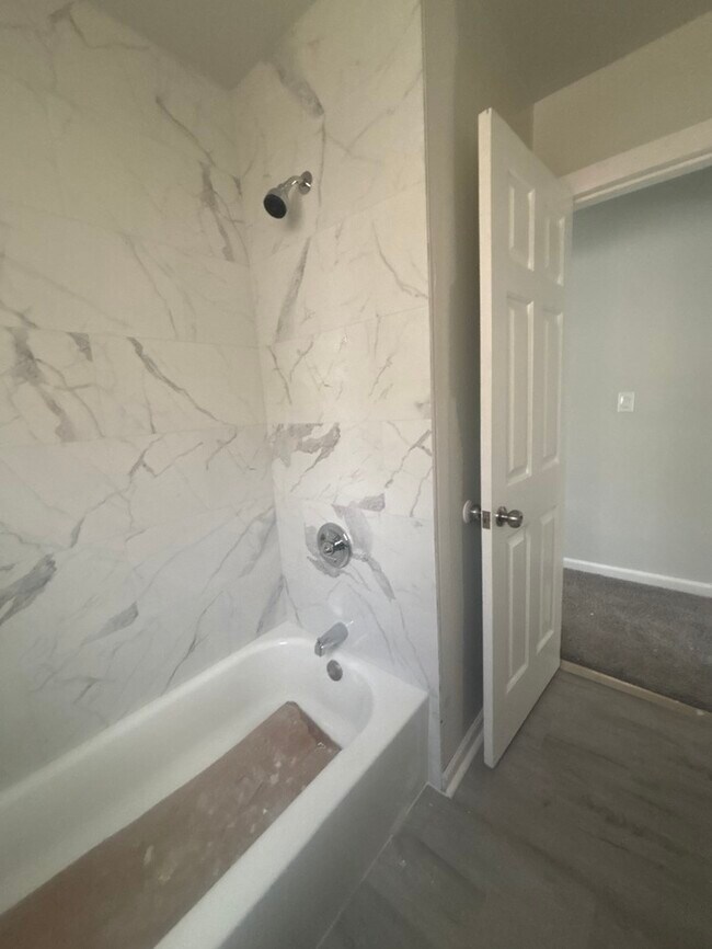 Building Photo - 4 bed 1 bath