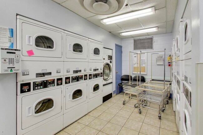 Building Photo - 5455 N Sheridan Rd