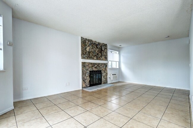 Building Photo - 2 bed 1 bath Condo in Victoria Crossing II