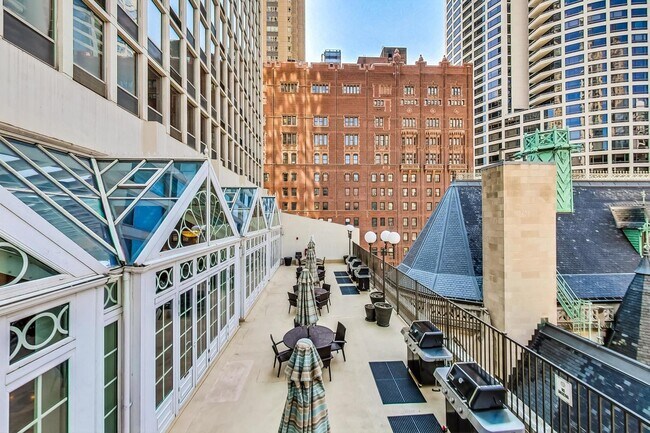 Building Photo - 111 E Chestnut St